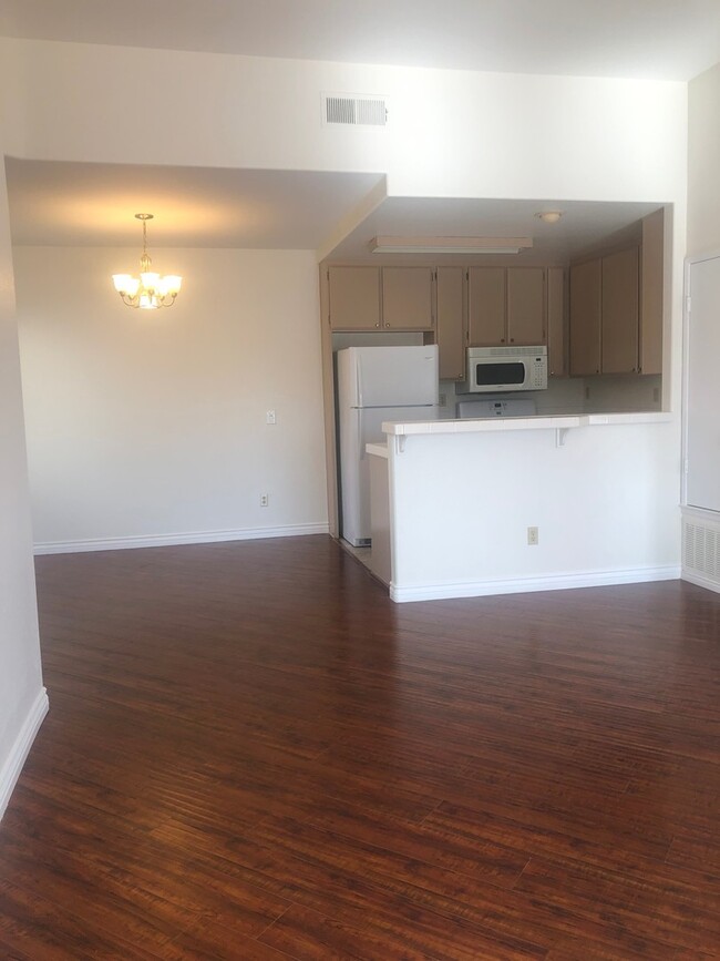 Building Photo - Top Floor 2 Bedroom 2 Bath located in Aval...