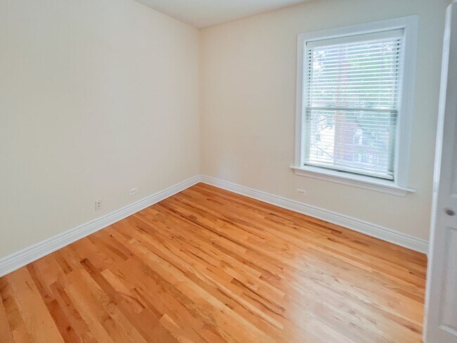 Foto del edificio - 1212 W Waveland Ave