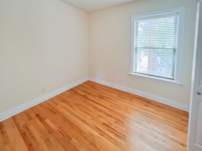 Building Photo - 1212 W Waveland Ave