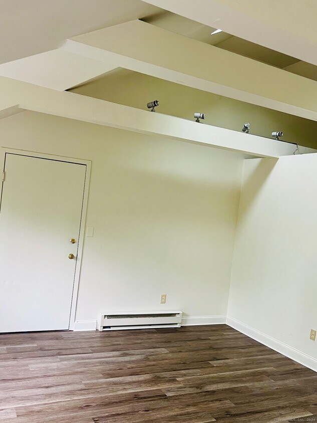 Foto principal - 655 Success Ave