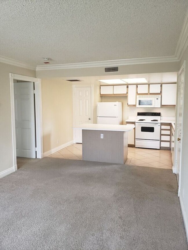 Building Photo - 1 Bedroom located in gated community.
