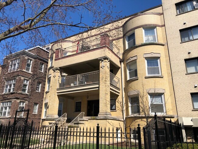 Building Photo - 5841 N Kenmore Ave