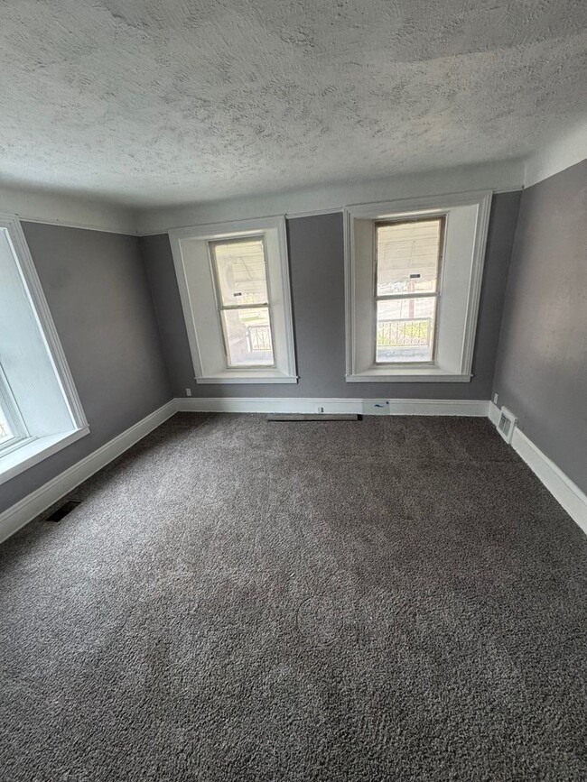 Foto del edificio - 11526 Woodland Ave