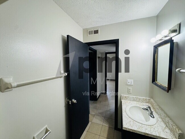 Building Photo - 828 Whitethorne Ave