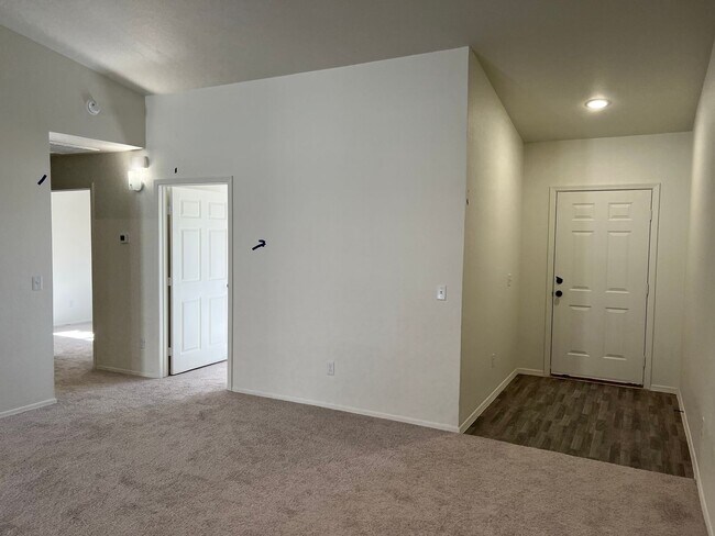 Foto del edificio - 3 BEDROOM TOWNHOME!