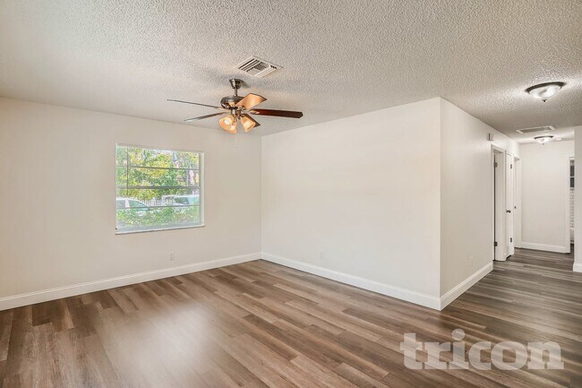 Foto del edificio - 4926 Haines Rd N