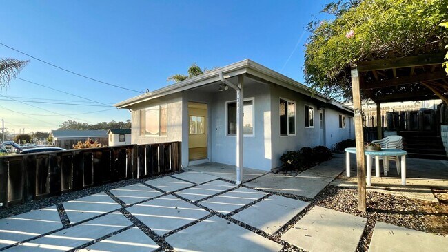 Foto del edificio - Stand-Alone 2 Bedroom Beach House, Single-Level with Garage