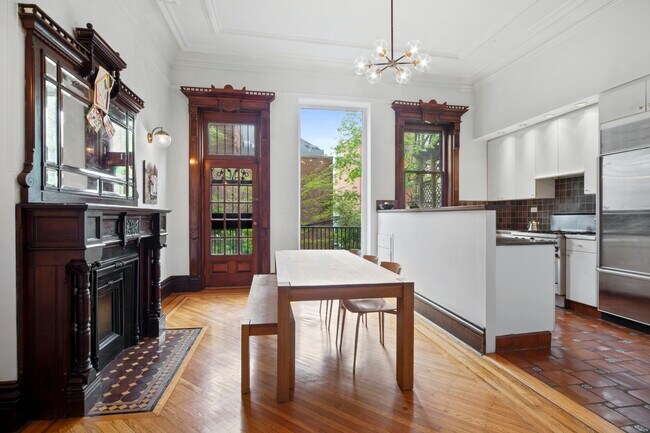 Building Photo - Brownstone Beauty