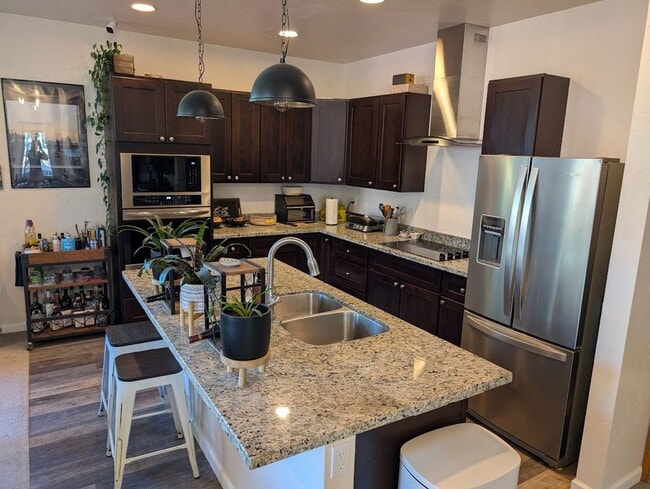 Building Photo - Newer contemporary home right downtown, al...