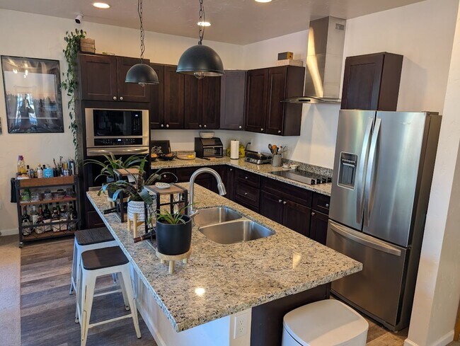 Foto del edificio - Newer contemporary home right downtown, al...