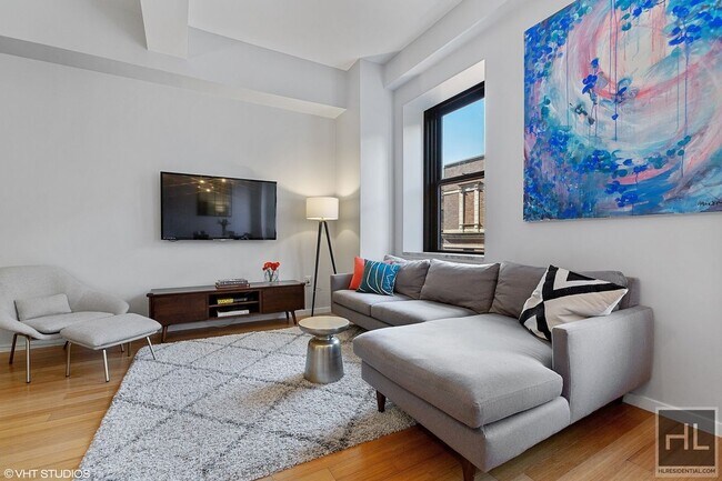 Foto del edificio - Massive 1300 SQ.FT. Loft, 3 beds, 2 baths,...