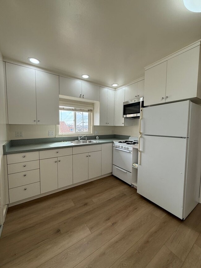 Building Photo - 622 Tamarack Ln