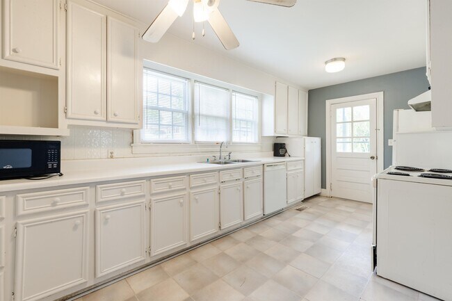 Foto del edificio - 119 Merrilat Ave