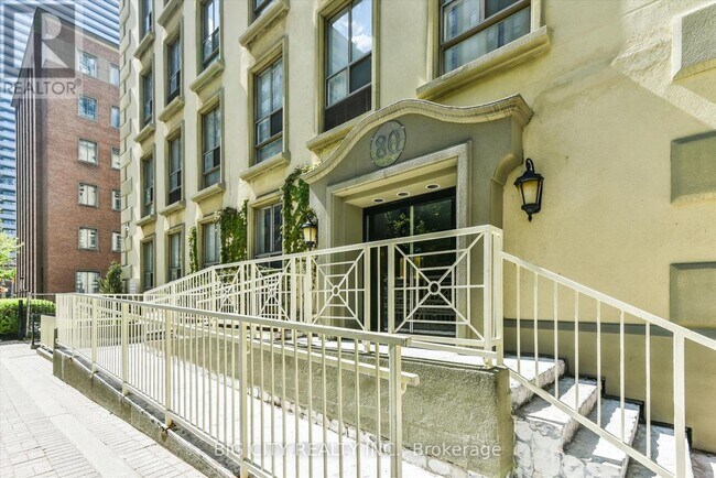 Photo du bâtiment - 80-880 Charles St E