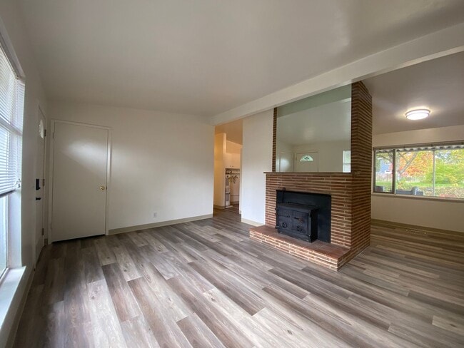 Building Photo - Des Moines Rambler w/ Large yard