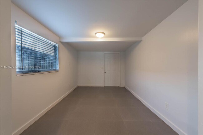 Foto del edificio - 2933 SW 24th Ter