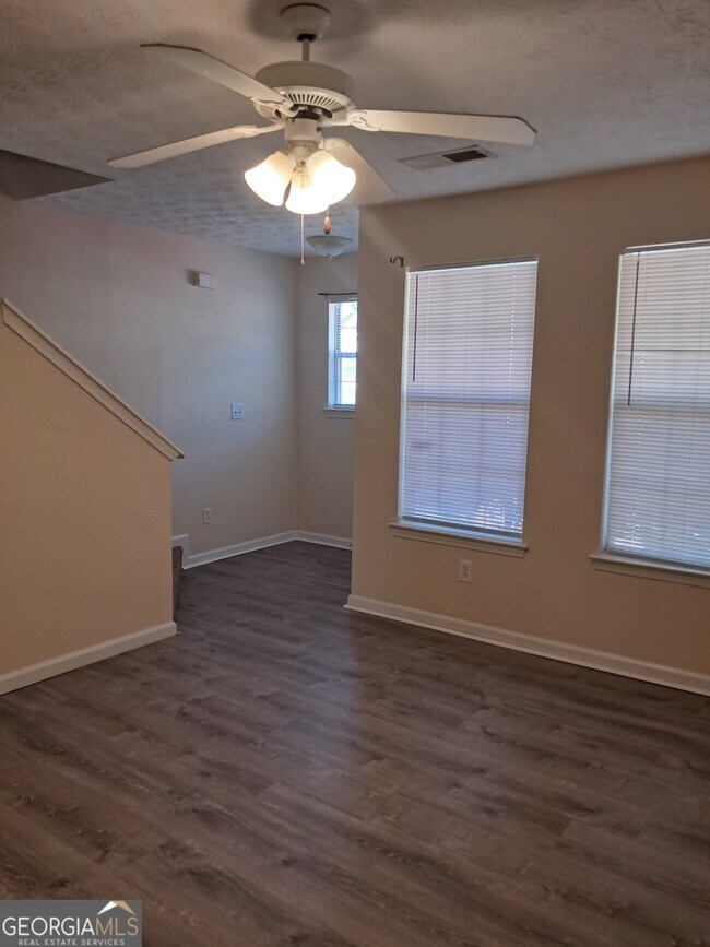 Building Photo - 5926 Dogwood Manor