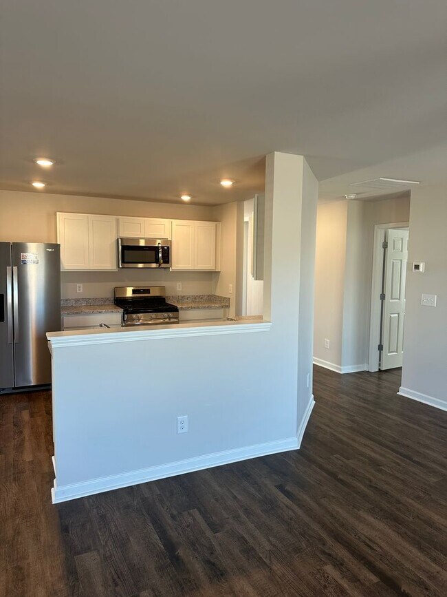 Foto del edificio - BEAUTIFUL Three Bedroom | Two Bath Home in...