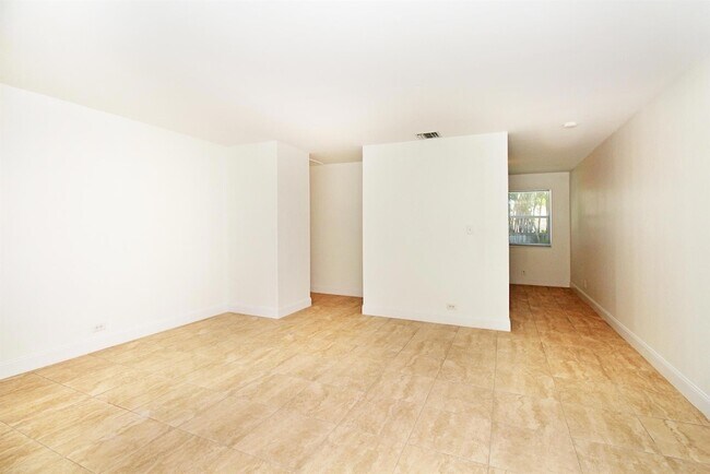 Foto del edificio - 630 Prosperity Farms Rd