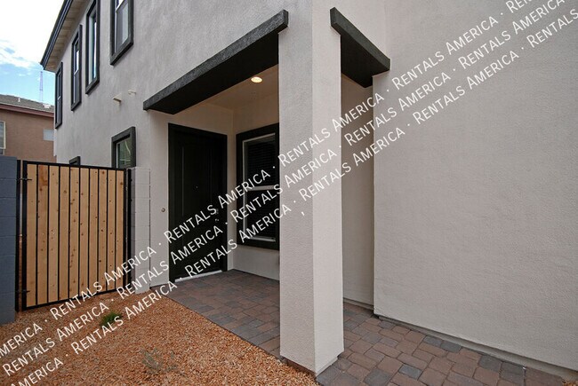 Building Photo - 3725 E Catalina Dr