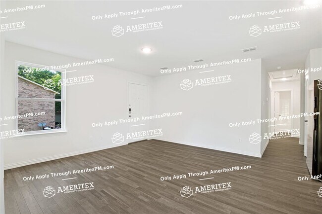 Foto del edificio - 112 Pinebrook Pl