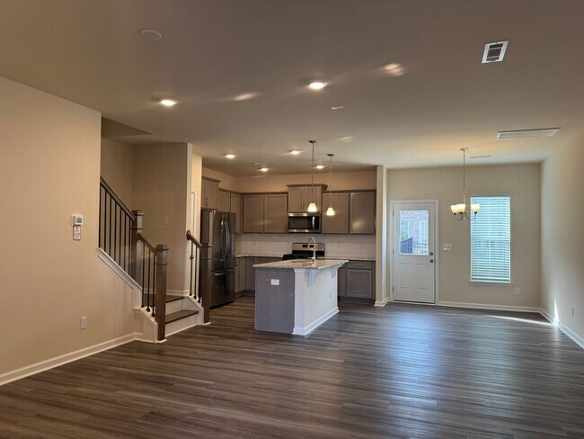 Foto del edificio - Stunning 3BR 2.5BA Townhome in Jamestown