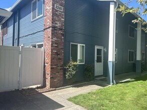 Building Photo - 2285 Poplar Dr