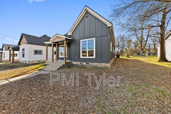 Building Photo - 1279 Bonham St