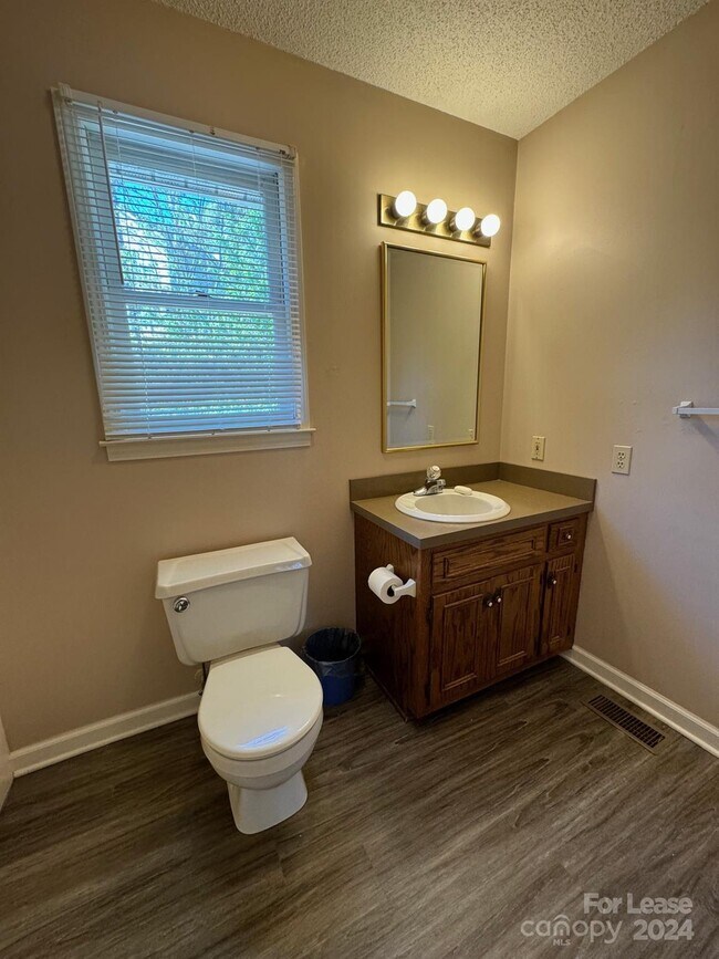 Foto del edificio - 6440 Longview Ln