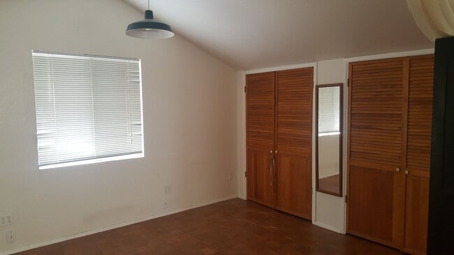 Building Photo - Private Studio Apartment Available to move...
