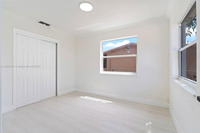 Foto del edificio - 813 SW 3rd Ct