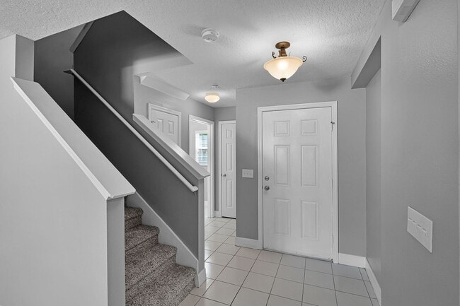 Building Photo - 2/2.5/2 Plus Loft in Gated Winter Garden C...