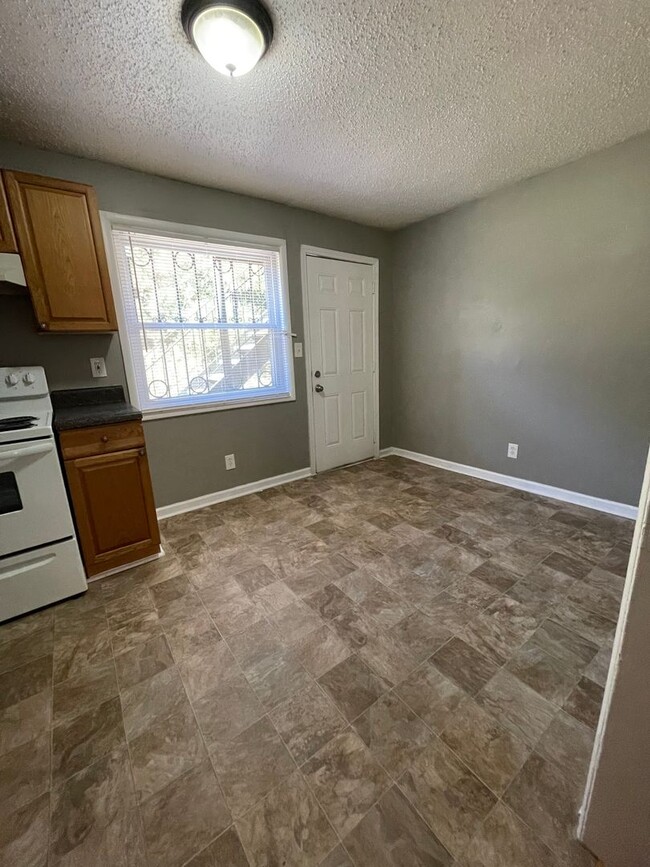 Building Photo - LOOKING FOR IMMEDIATE MOVE IN!  Cozy 2 bed...