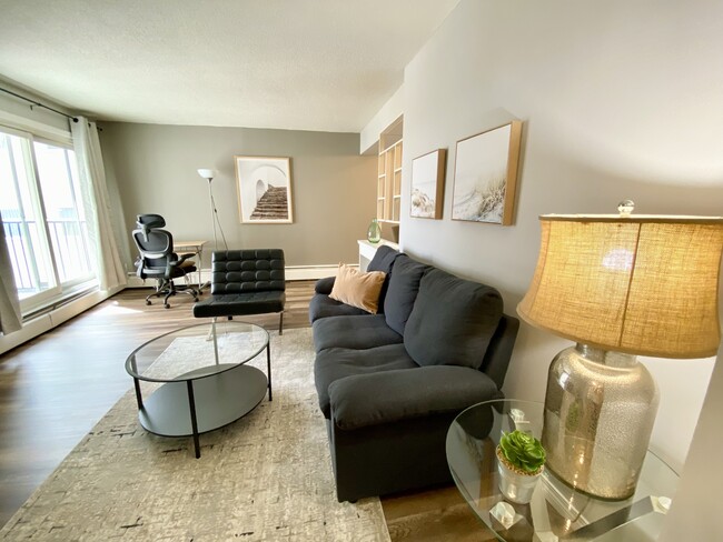 Photo du bâtiment - 8310-8310 Jasper Ave