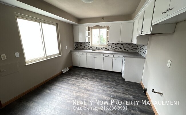 Building Photo - 3322 Milverton Rd