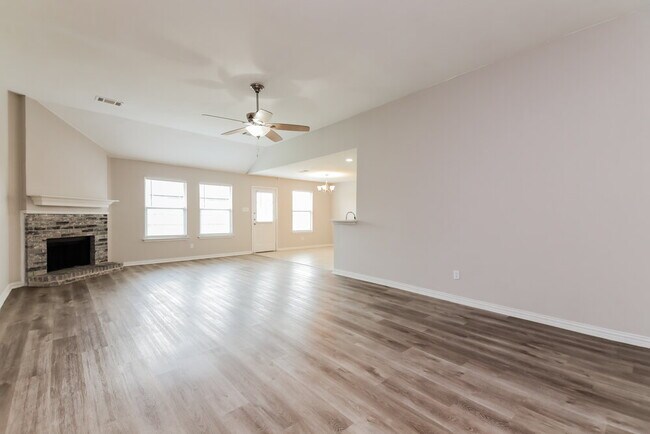 Foto del edificio - 708 Mackenzi Dr