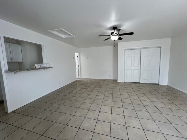 Estudio - 1528 N Waterman Ave