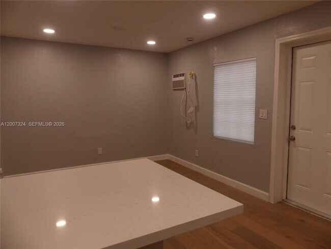 Foto del edificio - 161-165-165 NW 40th St