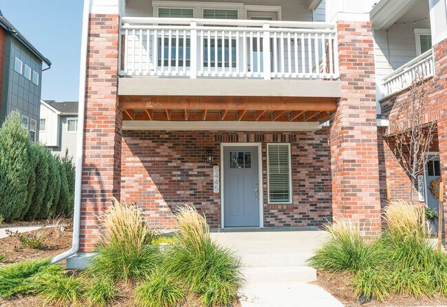 Foto del edificio - Stunning End Unit Townhouse! - Available Now!