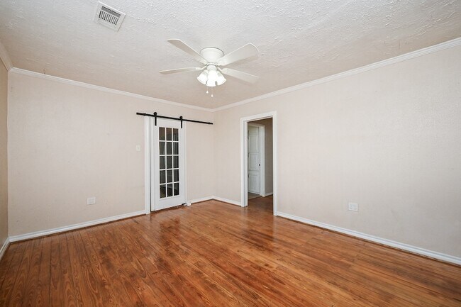 Foto del edificio - 416 N Houston Ave