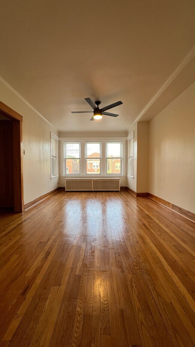 Sala de estar con ventilador - 3354 N Springfield Ave