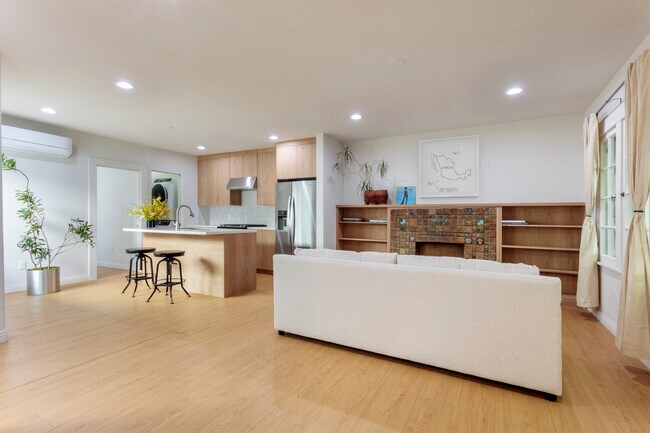 Foto del edificio - 859 N Mansfield Ave