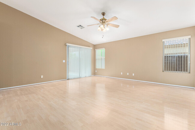 Foto del edificio - 10633 W Windsor Ave