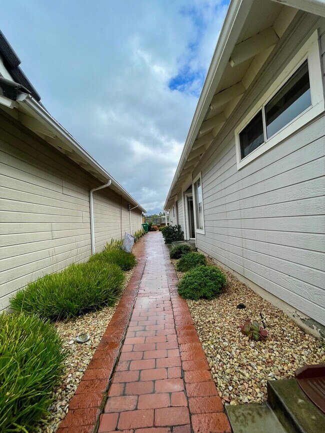 Building Photo - 2 Bedroom-2 Bathroom Single Story Home in ...