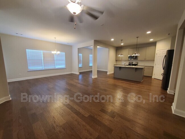 Building Photo - 554 Oakvale Ln