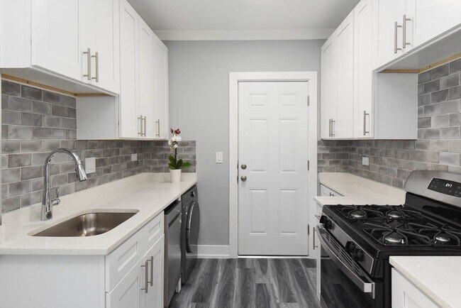 Foto del edificio - 3821 N Greenview Ave