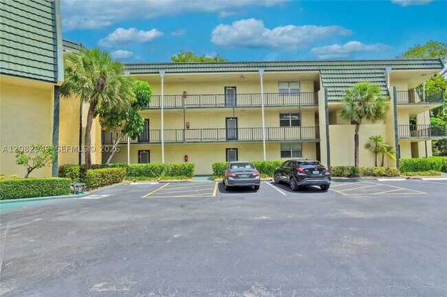 Foto del edificio - 9091 Lime Bay Blvd