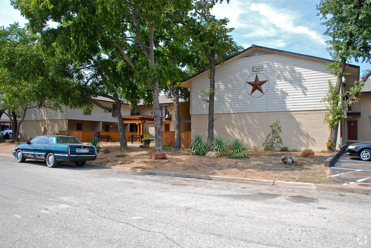 Primary Photo - Willshire Manor