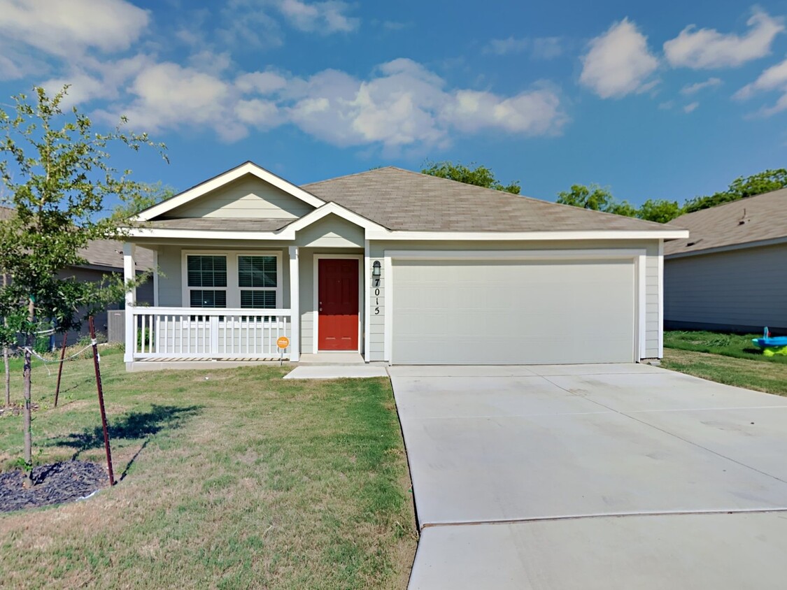 Foto principal - 3 Bedroom 2 Bath 2 Car Garage Home Just Mi...