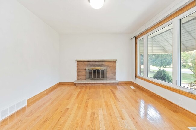 Photo du bâtiment - Beautiful MAIN FLOOR Komoka Apartment (house) 3 Bdrm * AVAIL NOW